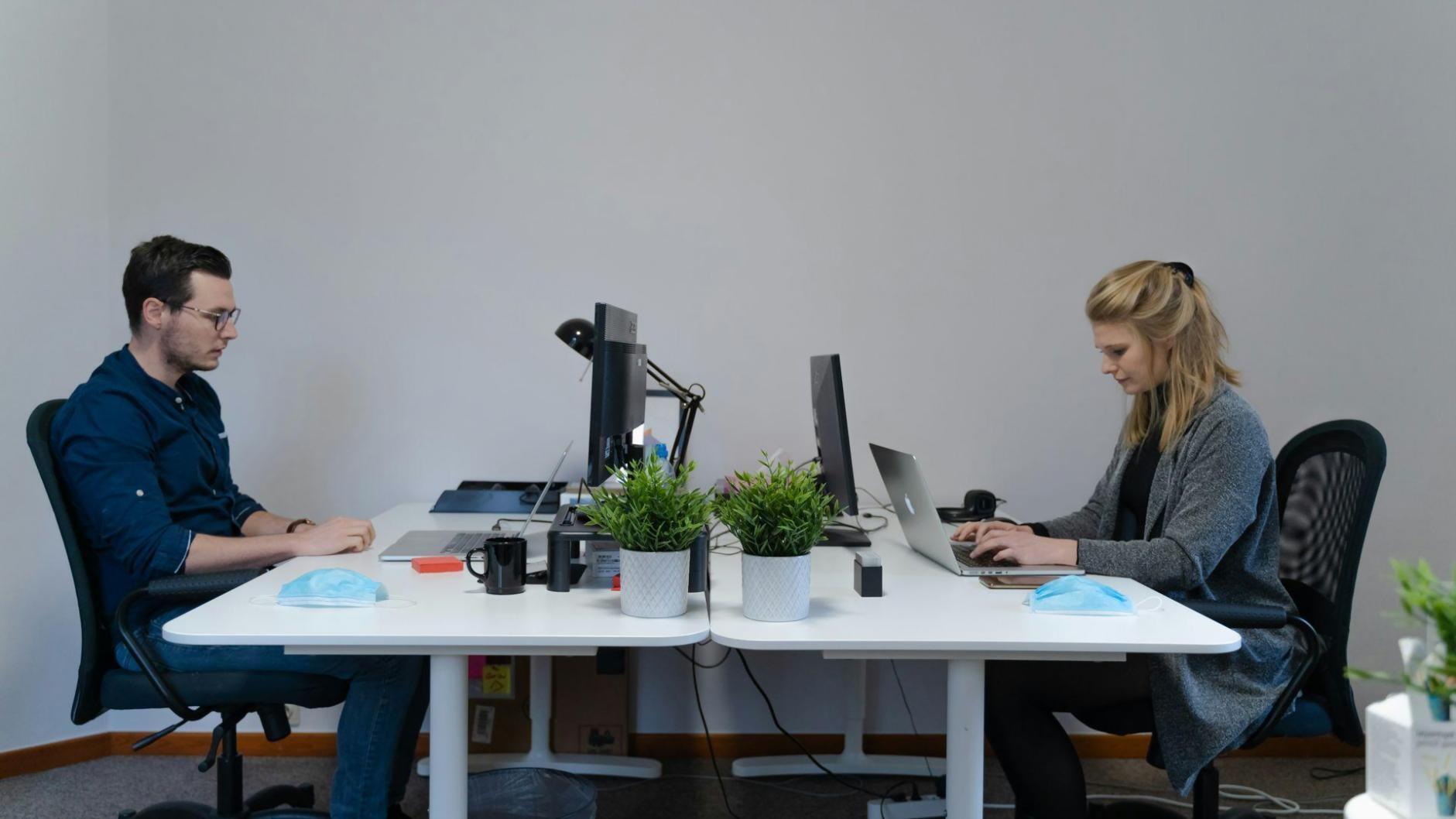 Personne analysant des documents financiers